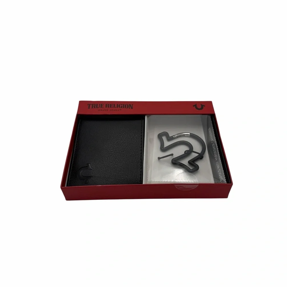 True Religion Genuine Leather Bifold Wallet & Horseshoe Carabiner Gift Set NIB